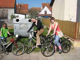 Daria i Ola przed wycieczką rowerową na łono natury. fot.Koło Ekologiczne Ekozespoły