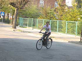 Ania trenuje jazdę rowerem po ulicach miasta. fot.Koło Ekologiczne Ekozespoły