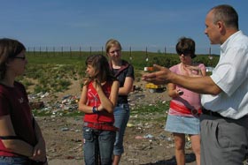 Reporterzy ekozespołów na gminnym wysypisku w Worpławkach.
 fot.Koło Ekologiczne Ekozespoły