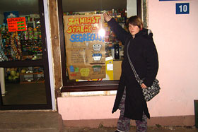  Ola powiesiła plakat, za zgodą właściciela, w sklepie spożywczym przy ulicy Norwida w Reszlu.
 fot.Koło Ekologiczne Ekozespoły