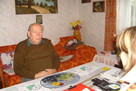  Pan Ewald Dyczkowski chętnie rozmawiał o tym, co dawniej było w Reszlu.
 fot.Koło Ekologiczne Ekozespoły