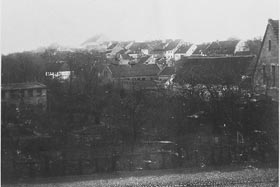Widok na ul Mazurską. Wysoki budyn ..., fot.  reszel pl