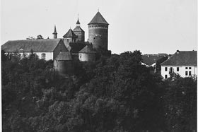 Zamek i fragment budynku szkolnego
 ..., fot.  reszel pl