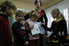 Dzieci prezentowały swoje prace a Hanka czuwała nad porządkiem.
 fot. Hania Domaradzka
