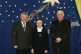 Siostra Miriam, Ksiądz Proboszcz Dyzma Wyrostek i dyrektor Szkoły Marek Janiszewski.
 fot.Danuta Baten.