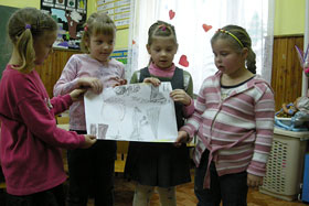Dziewczęta omawiały, to co narysowały nt. klimatu.
 fot. Hania Domaradzka