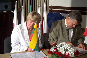 umowę partnerską podpisują: Pani Zofia Griaznowa  i Pan Zdzisław Szypulski
 fot.Urszula Sawa