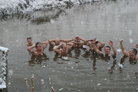 kąpiel Reszelskich Morsów - 27.01.2007
 fot.Paweł Zając.