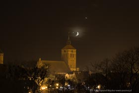 Wenus tuż przy Księżycu, Jowisz jako drugi jasny punkt na niebie. Smugi przedstawiają drogę planet po nieboskłonie w czasie 30 sekund.
 fot.Krzysztof Majcher