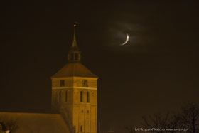 Wenus w momencie ukrywania się za Księżycem (mało widoczny jasny punkcik).
 fot.Krzysztof Majcher