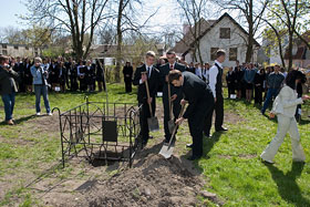 akt zasadzenia dębu pamięci symbolizującego jedną z ofiar Katynia
 fot.Krzysztof Majcher