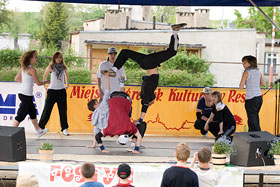 II Festyn Niezapominajki  - akrobacje break dance fot.Krzysztof Majcher