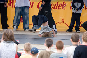 II Festyn Niezapominajki - akrobacje break dance 7 - letniej Natalki Szewczyk
 fot.Krzysztof Majcher