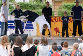 II Festyn Niezapominajki - Wojtek Petz - akrobacje break dance fot.Krzysztof Majcher