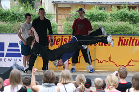 II Festyn Niezapominajki  - akrobacje break dance fot.Krzysztof Majcher