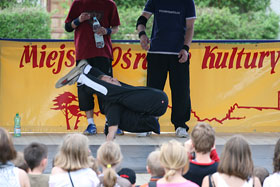 II Festyn Niezapominajki  - akrobacje break dance fot.Krzysztof Majcher