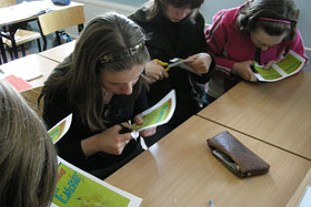  Dziewczęta przygotowują naklejki, mające przypominać o oszczędzaniu energii.
 fot.Koło Ekologiczne Ekozespoły