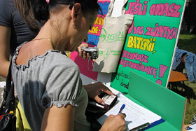  Dorośli składali swoje podpisy pod projektem ustawy, ograniczającym używanie torebek foliowych. 
 fot.Koło Ekologiczne Ekozespoły