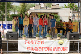 Uczniowie gimnazjum ze swoją  ekologiczną piosenką.
 fot.Koło Ekologiczne Ekozespoły