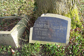 Płyta nagrobna na przedwojennym cmentarzu przy ul. 1-go Maja fot.Julia Gładych