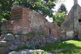 Fragment muru obronnego od strony północnej przy starej plebani fot.Julia Gładych