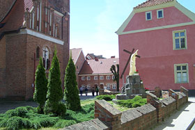 Przed kościołem pw Świętych Piotra i Pawła fot.Julia Gładych