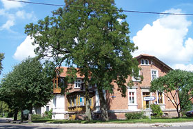 zabytkowy dom na skrzyżowaniu ulic: Zwycięzców, Wojska Polskiego i 1-ego Maja