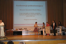  Konferencja podsumowująca wojewódzki konkurs „program ekozespołów w mojej szkole i przedszkolu”. Alicja Szarzyńska, wojewódzki koordynator programu i organizatorka konferencji.
 fot.Elżbieta Majcher.