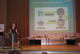 Monika Wróbel, przedstawiciel Organizacji Odzysku REBA zaprezentowała Szkolny Program Zbiórki Baterii. fot.Elżbieta Majcher.