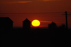 jesienny zachód słońca nad Robawami fot. Marek Płócienniczak