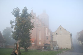 starówka we mgle - ulica Słowackiego fot. Marek Płócienniczak
