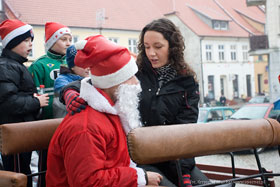 Mikołajkowy Happening - grzeczne "dzieci" mogły posiedzieć u Mikołaja na kolanach
 fot.Krzysztof Majcher