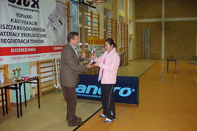 Puchar dla zwyciężczyni turnieju Guo Si Jia
 fot.Mirosław Dulko