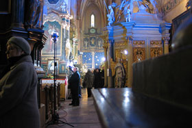Niecodzienne oświetlenie kościoła przygotowane do transmisji w TVP Polonia fot.Krzysztof Majcher