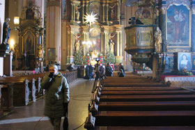 Niecodzienne oświetlenie kościoła przygotowane do transmisji w TVP Polonia
 fot.Krzysztof Majcher