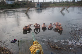 kąpiel morsów z Reszla - 20.01.2007
 fot.Paweł Zając.