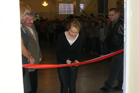 rzewodnicząca Samorządu Uczniowskiego Joanna Zająć przecina wstęgę.
 fot.Danuta Baten.