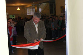 Pan Marek Janiszewski – dyrektor szkoły uroczyście otwiera odnowioną salę.
