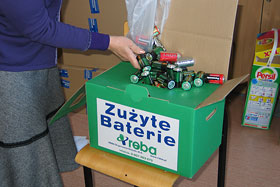  Baterie zbierano do kartonów otrzymanych od REBA S.A. Zgromadzono 3 kartony - 70,5 kg baterii.
 fot.Koło Ekologiczne Ekozespoły