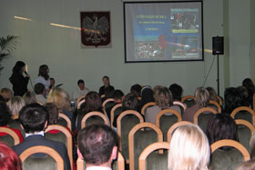  Przyszedł czas na naszą prezentację multimedialną. Dziewczęta przedstawiły nasze działania ekologiczne, zyskując uznanie zarówno zebranej publiczności oraz przedstawicieli fundacji GAP Polska. 
 fot.Elżbieta Majcher.
