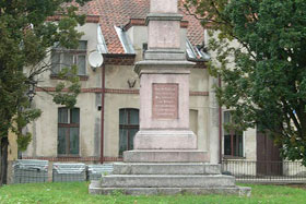 Foto. 1. Pomnik na placu I. Paderewskiego
 fot.Tadeusz Rawa