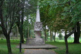 Foto. 4. Pomnik przy rogu ulicy Wojska Polskiego i A. Mickiewicza (w tzw. Parczku)
 fot.Tadeusz Rawa