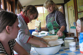 Kasia w roli „wyrabiaczki drożdżowego ciasta” sprawdziła się rewelacyjnie.
 fot.Elżbieta Majcher.