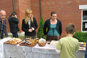 Podczas festynu można było kupić wyroby cukiernicze przygotowane przez rodziców uczniów gimnazjum.
 fot.Elżbieta Majcher.