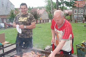 Nasi panowie dwaj…tym razem serwowali kiełbaski z grilla.
 fot.Barbara Maciukiewicz