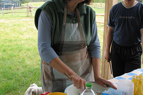 Pani Dorota Łepkowska, właścicielka gospodarstwa uczy nas, jak robić podpłomyki.
 fot.Elżbieta Majcher.