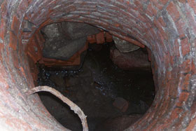 Studzienka kanalizacyjna w obrębie kamiennego kanału wylotowego
 fot.Filip Borejko.