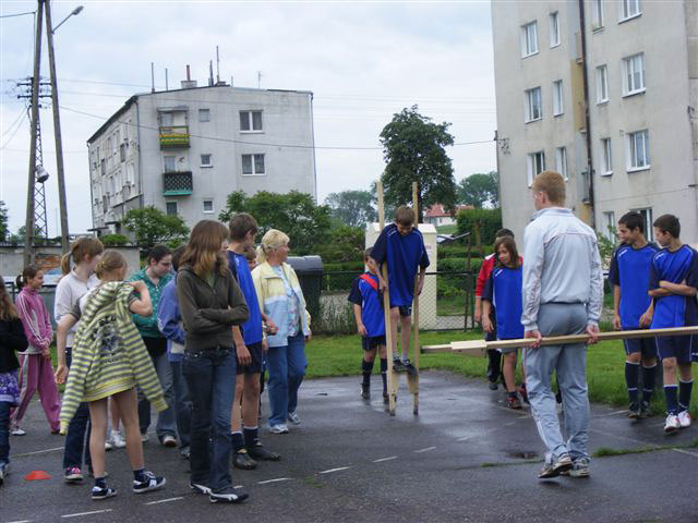 Próby chodzenia na szczudłach.
