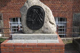 pomnik A. Mickiewicza
 fot. Archiwum Gimnazjum Nr 1