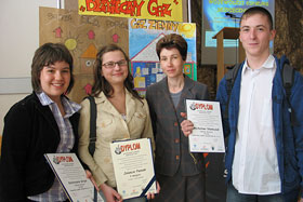 Nagrodzeni uczniowie reszelskiego gimnazjum (od lewej): Kasia Grzyb, Jolka Pieniak, Elżbieta Majcher (nauczyciel), Michał Niemczak fot.Elżbieta Majcher.